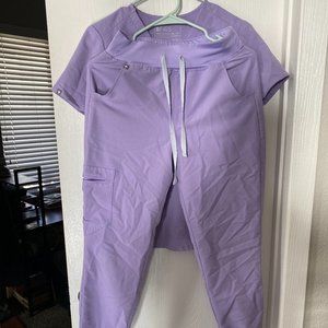 Figs Women's Scrub Set in Lavender v neck chest pocket top, jogger bottom